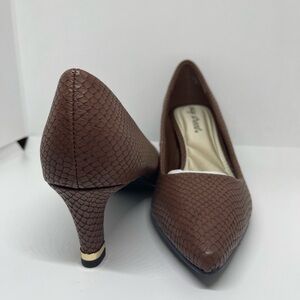 New Easy Street Pointed Pump